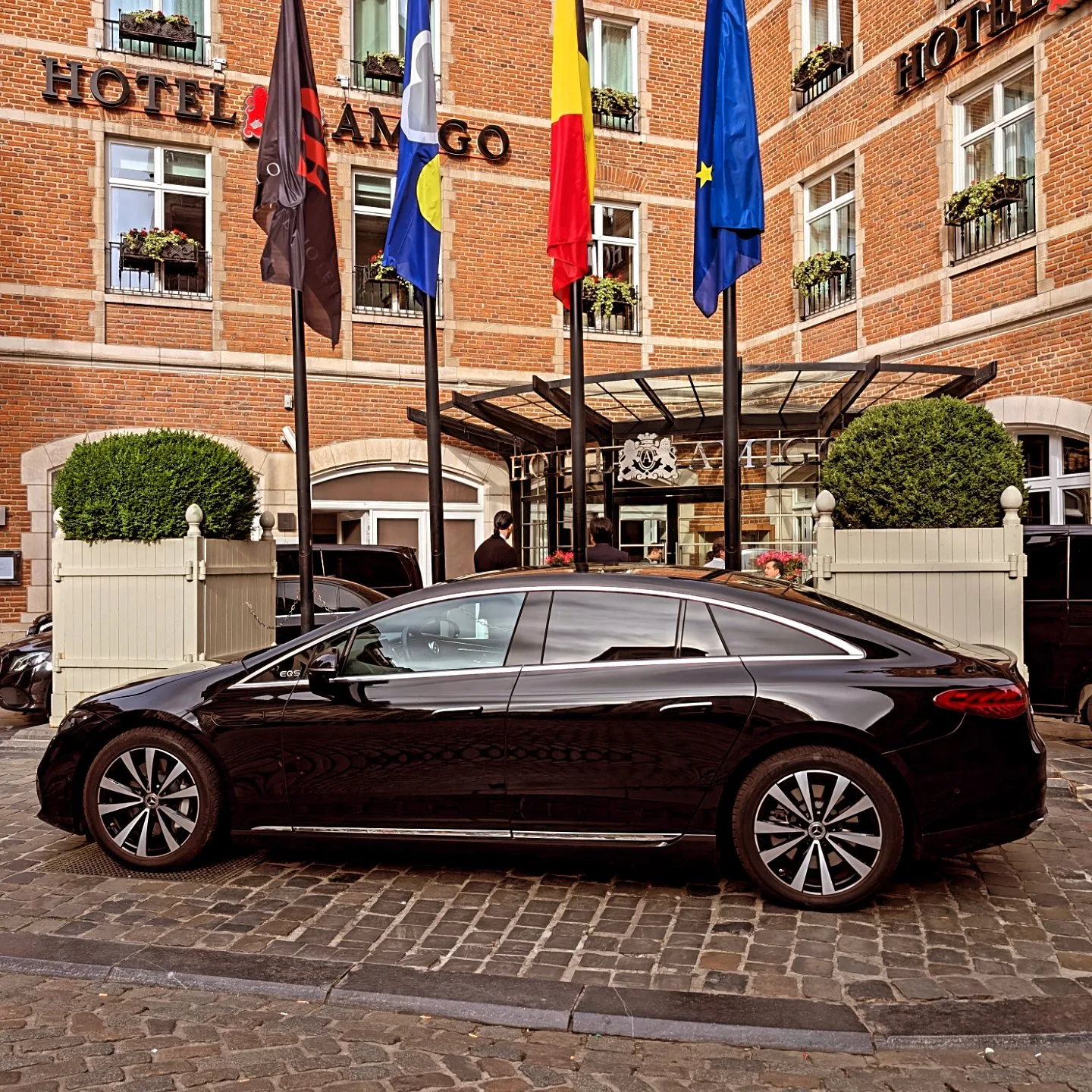 Chauffeur privé attendant à l'entrée d'un hôtel